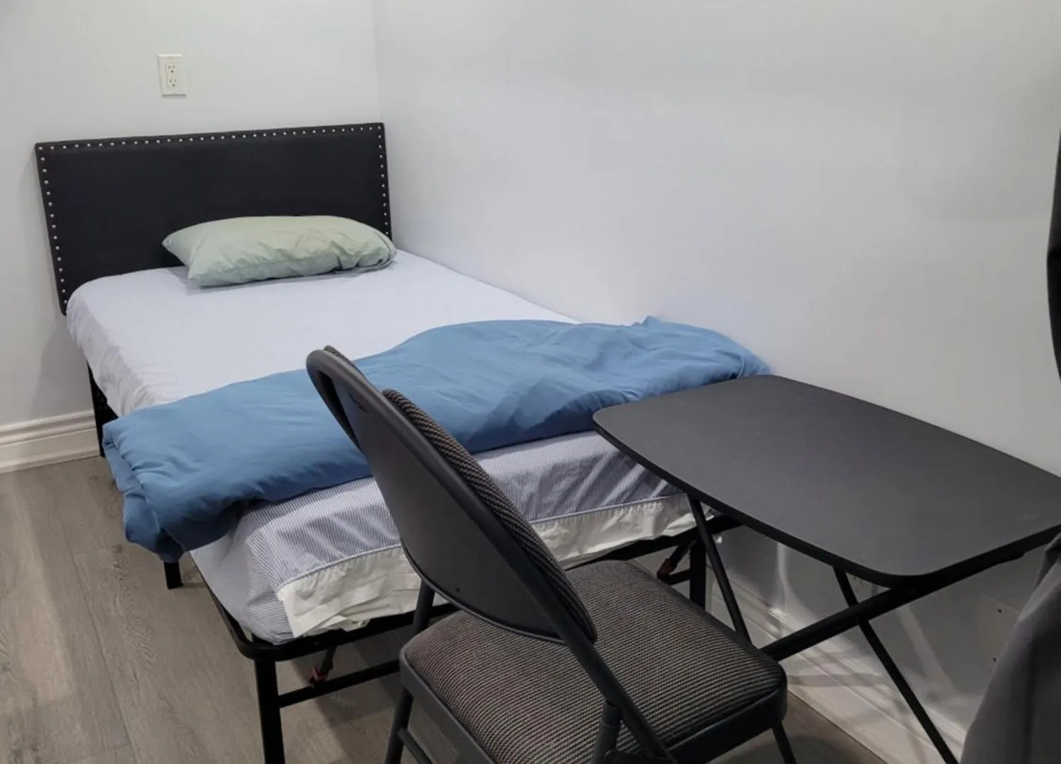 Simple & Budget Shared Room In Toronto House