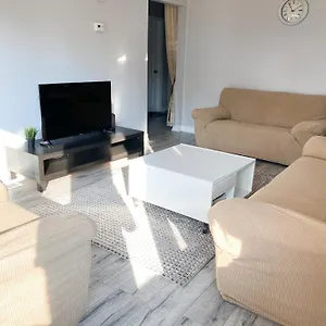 Homestay Spacious Mbr Near Kennedy Subway & Go, Toronto
