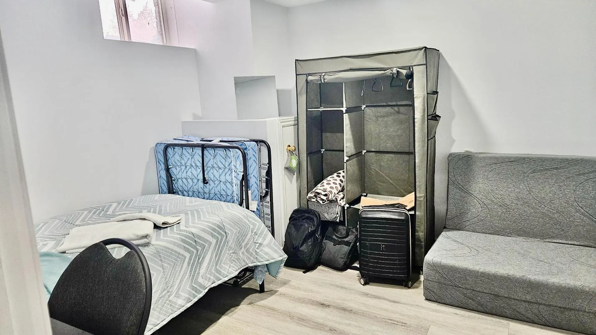 Simple & Budget Shared Room In Toronto House Canada